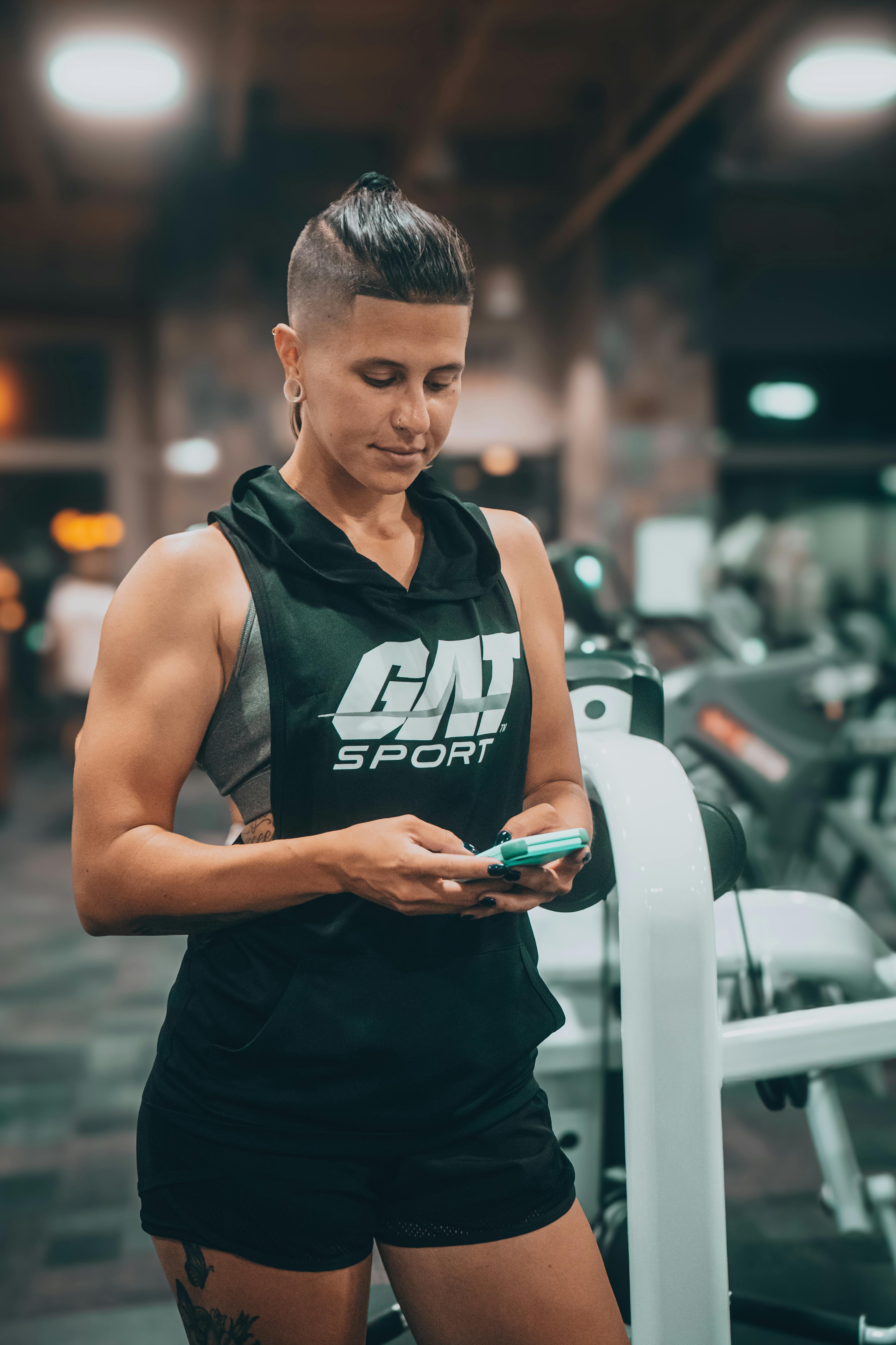 Gym client using a phone for training and progress tracking